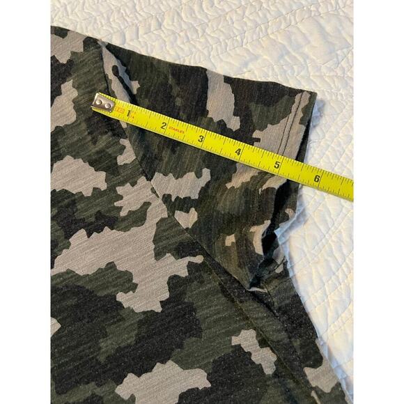 Camouflage T-shirt
Medium - Picture 5 of 6